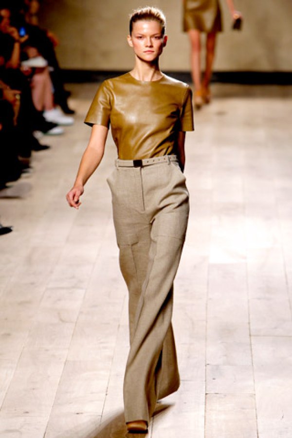 Celine пролет 2010Една съвсем прясна колекция.След тригодишно отсъствие от модните подиуми, тази колекция на дизайнерката Phoebe Philo бе една