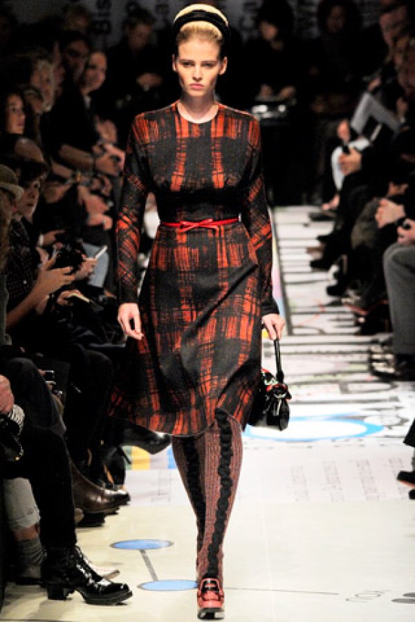 Прада есен 2010Как да се избере само едно ревю на  Miuccia Prada за тази класация?Все пак, тя е една от най-влиятелните жени в модата още от 19