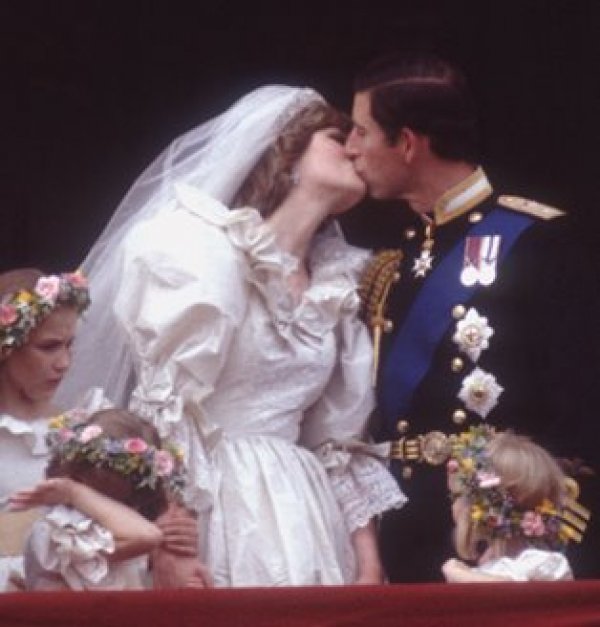 Брачната церемония на принц Чарлз  и Даяна Спенсър през юли 1981 г. е гледана по телевизията от над 750 милиона души.Любовт