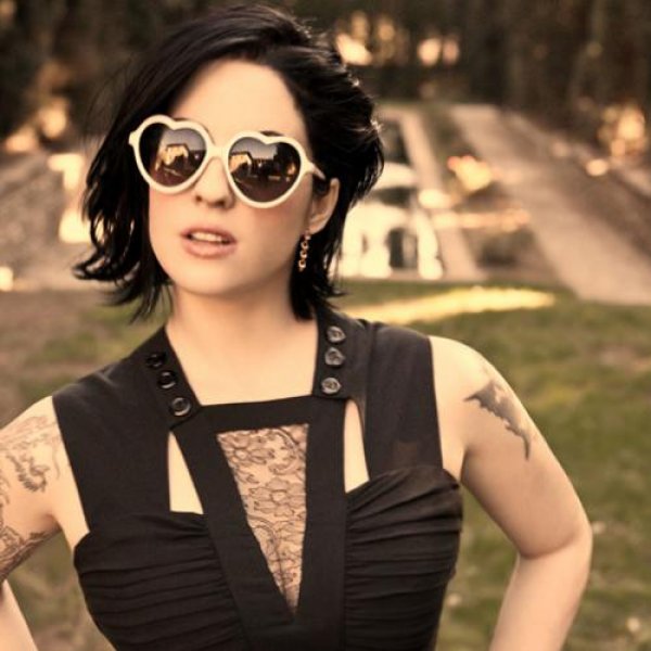 Brody Dalle (Distillers, Spinnerette)Тя е (или беше?) олицетворението на пънка, и като култура, и като музика. Свири от 13-годишна.През 1995 г., когато е само на 16, вече смазва публика