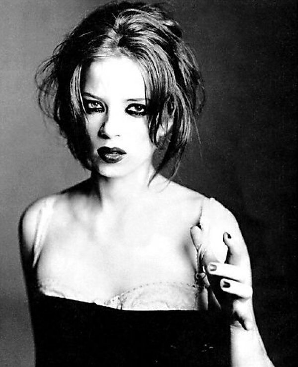 Shirley Manson (Angelfish, Garbage)Eдна от най-красивите, различните, особените и артистични жени, появявали се на музикалната сцена през последните 2-3 десетилетия.Започва кариерата си