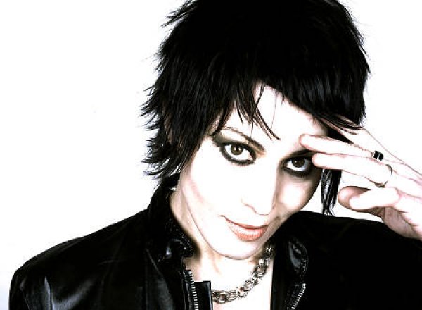 Joan Jett (The Runaways, Joan Jett & The Blackhearts)Eдва ли се ще намери човек, който да не е чувал песента "I love rock'n'roll". Оригиналът не е на Бритни Спиърс, а на Joan Jett & T