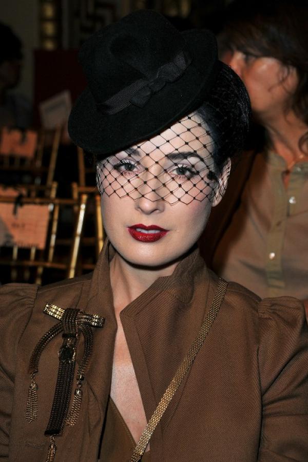 На ревюто на John Galliano