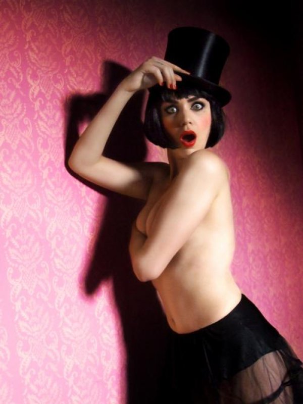 Lady Flo (Paris) - Певица и художествен ръководител на Neo Retro, както и най-известнатаводеща на бурлеска спектакли в Европа. 