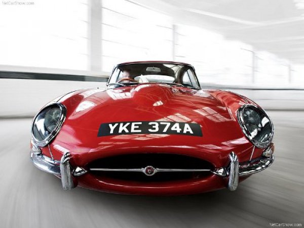 Jaguar E-Type от 1971През 2008 година Daily Telegraph класира Jaguar E-Type на първо място в класацията "Най-красива кола на всички времена"