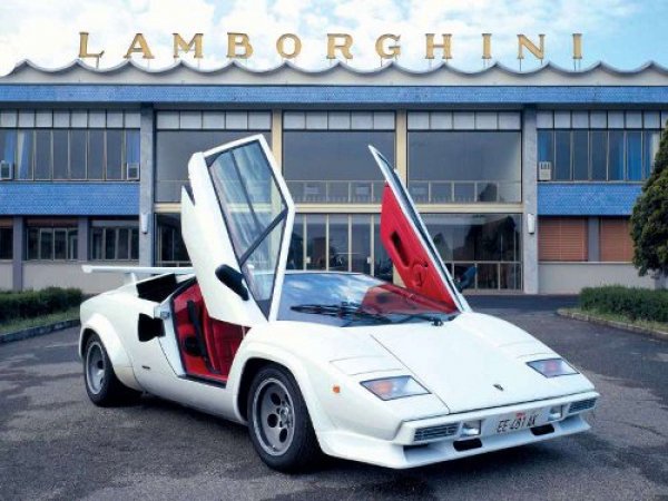 Lamborghini Countach от 1985През 2004 година списанието Sports Car International обявява този модел за номер едно в класацията " Най-добри спортни коли на 80-те". А Top Gear обявяват колата за номер едно в класацията "Сто