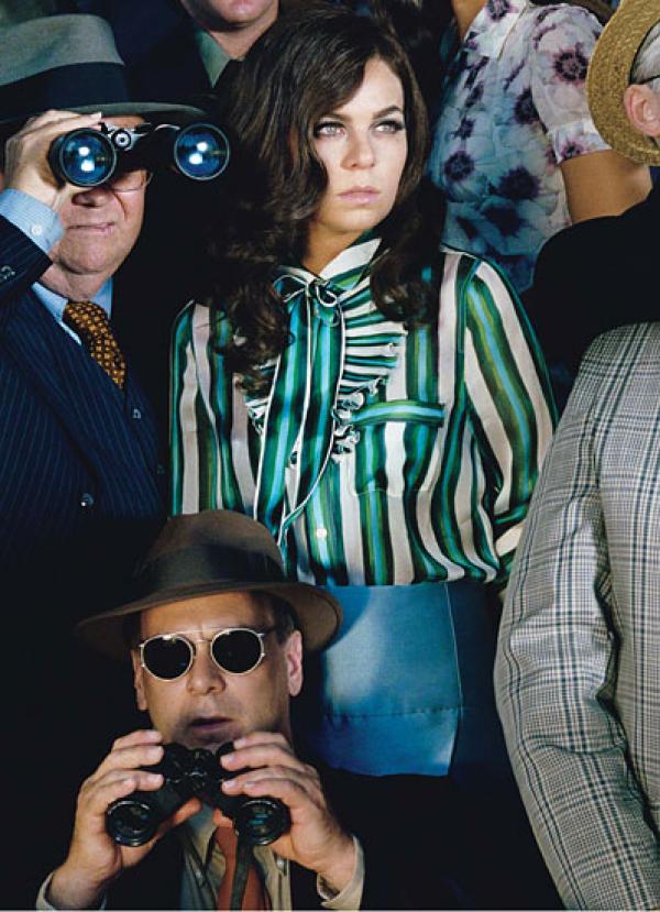 Копринена блуза от Louis Vuitton; двулицева пола от сатен и полиестър на Emporio Armani; на заден фон колекцията копринени ризи на Nicole Miller.