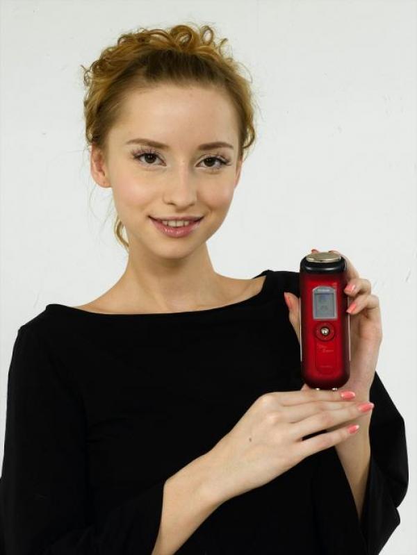Intelligent Beauty Massager II е козметичен уред за лице. Комбинирайки галваничната и микротокова технология, както и действието на инфрачервеното лъчение, в 4 стъпки той постига невероятни резултати. Премахва пигментацията, натрупаните замърсяв