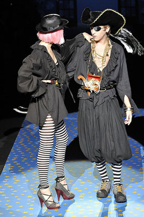 ПиратитеBetsey Johnson