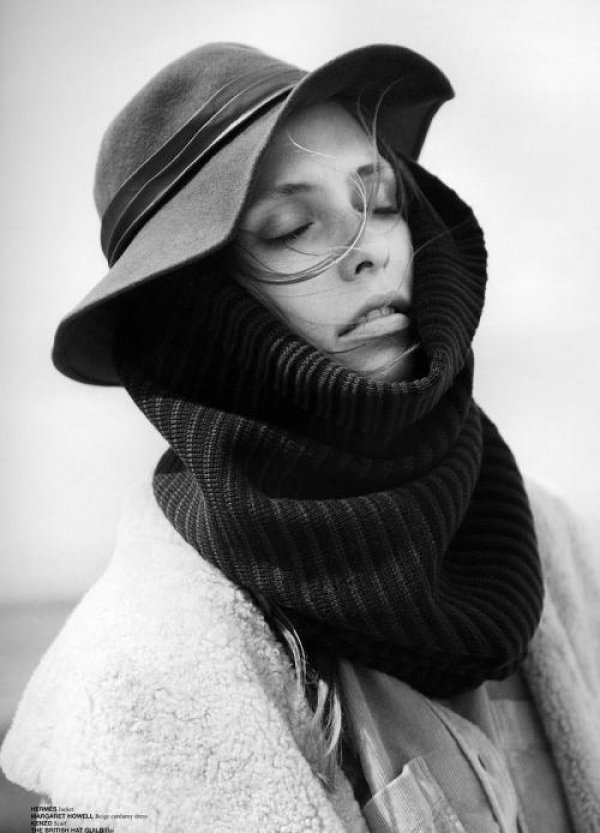 Палто: HermesРокля: Margaret HowellШал: KenzoШапка: The British Hat Guild