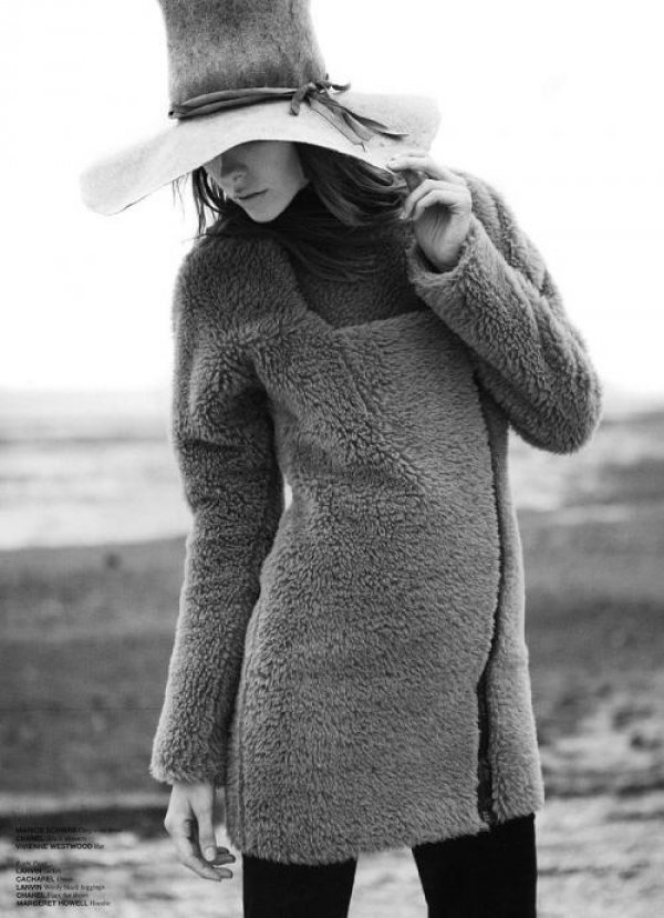 Палто: Marios SchwabПанталон: ChanelШапка: Vivienne Westwood  