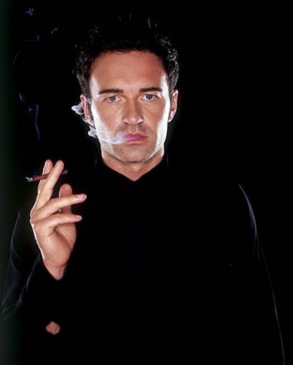 Крисчън Трой ("Nip/Tuck")В ролята Джулиан МакмейънИзобщо не се разтапяйте, защото тези сини очи са ви погледнали – ще се опарите. Освен че е най-сексапилният известен пластичен хирург, Крисчън Трой е известен и