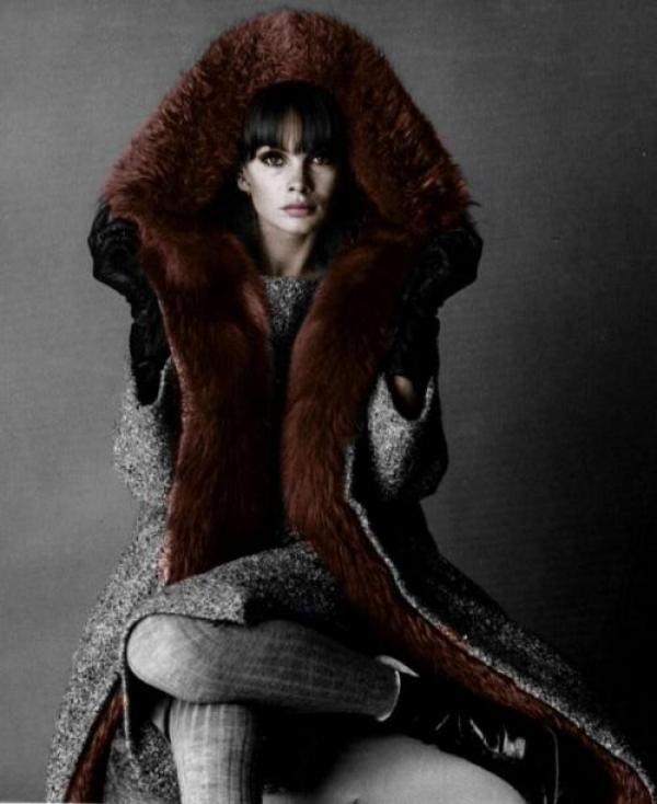 Ако вече сте решили да последвате есенните течения този сезон, с удоволствие ще попиете тази снимка на Джийн Шримптън, облечена в разкошно кожено плато на YSL и