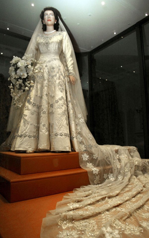 Сватбената рокля на Кралица Елизабет Втора