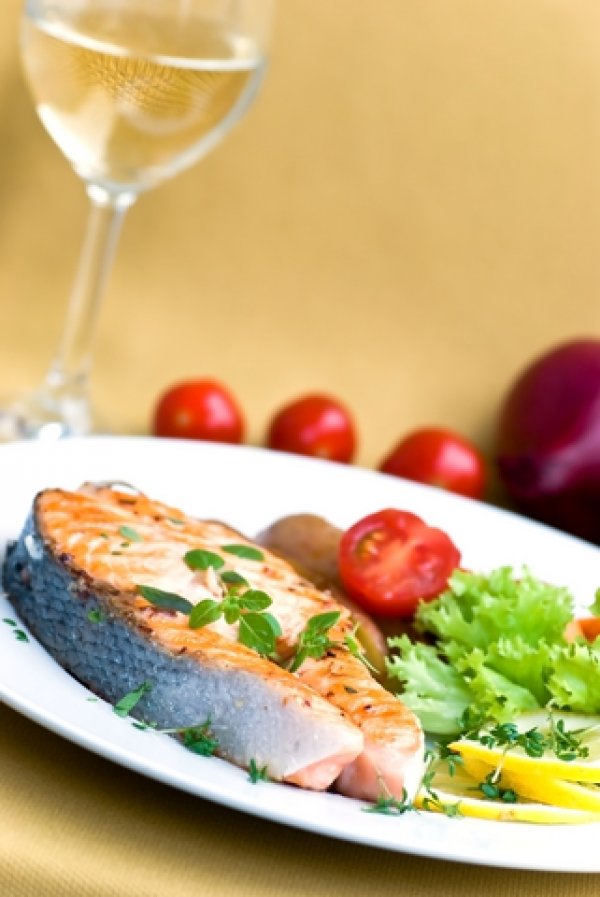 РибаТъй като месото на повечето риби може да се категоризира като „бяло” по правило им подхождат повече белите вина. По-мазните риби или тези, приготвени с по-тежък сос, се допълват добре от вина с по-изразен характе
