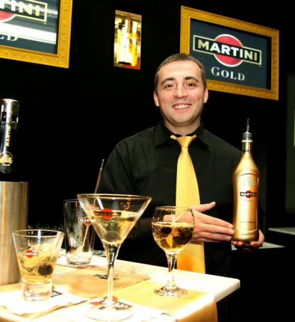 Martini Gold е новият вкус на една от най-легендарните женски напитки, а бутилката, в която се съдържа, е дело на друга легенда - Долче и Габана. Тях може и да ги съдят за укрити данъци, но това не им пречи да творят.