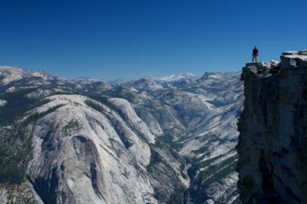 Национален парк Йосемити (Yosemite National Park), щата Калифорния, САЩНа изток от Сан Франциско се спотайва великолепна природа, простираща се на територия от 3080 кв. км. по запа