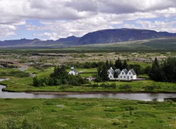 Равнината Thingvellir в ИсландияПрекрасно е, нали?Вероятно този сезон не е много подходящ за разходки из полето, но след броени седмици земята