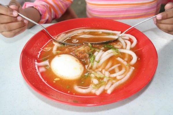 Малайзия и Индонезия Съчетават в себе си вкусовете на Китай, Индия и Португалия. Отново много ориз, подправки и люто чили.Питателни кухни, в ко