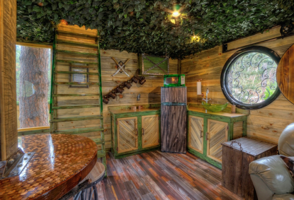 Снимка: Hobbit treehouse