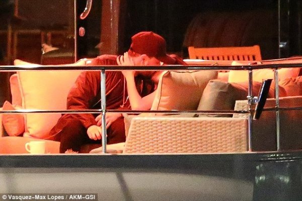 Селена Гомес и The Weeknd - романтика на яхтата; Снимка; Daily Mail