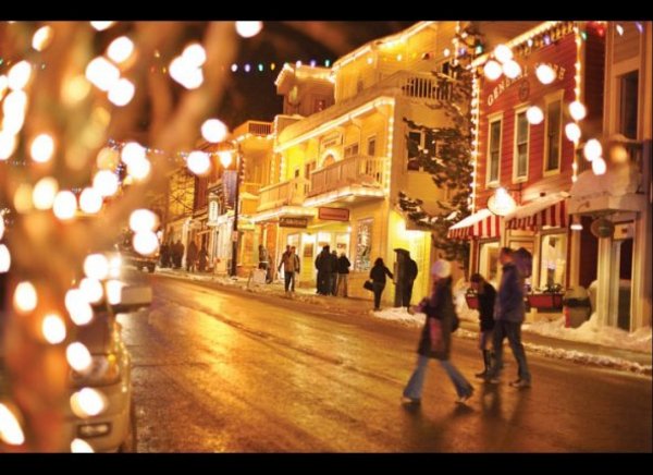 Снимка: Park City,UtahПарк Сити, ЮтаТова място е обединило три съседни ски района и има писти за всякакъв вид ски дисциплини. Оживеният град е подходящ за всички, които обичат културните мероприятия. В центъра по изкуства „Кимбъл“ правят уъркшопове по фотография и керамика. „Египетския театър“ в града е сцена за представления от Бродуей. Освен това Парк Сити е известен със своя филмов фестивал "Сънданс", който се провежда всеки януари.