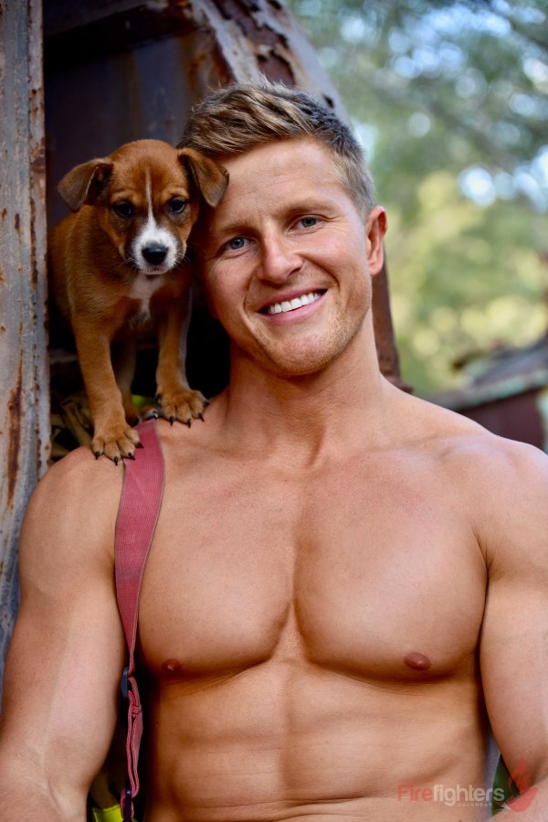 Снимка: @australianfirefighterscalendar.com