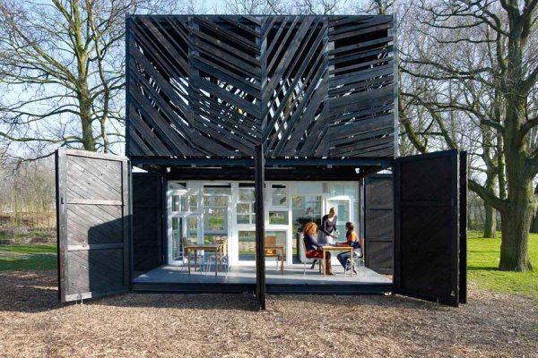 Снимка: architecturaldigest.comNOORDERPARKBAR, АмстердамТова кафене е проектирано от фирмите „Bureau SLA" и „Overtreders W". То прилича на кафе павилион и се намира в парк в холандската столица. Структурата му се състои от три части. Първоначално конструкцията на мястото е построена за временна болница от рециклирани материали. Кафенето вече е затворено за зимния период, но ще отвори врати отново през пролетта. 