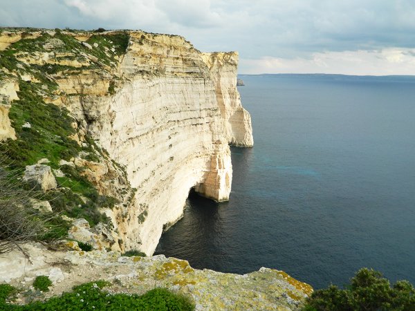 Sanap Cliffs, остров Гозо, МалтаСнимка; Malta: Moving On, Up & AwayТези невероятни варовикови скали бележат най-високото място на Гозо, вторият по големина остров в архипелага. От тук посетителите могат да се насладят на прекрасна панорамна гледка към Средиземно море. 