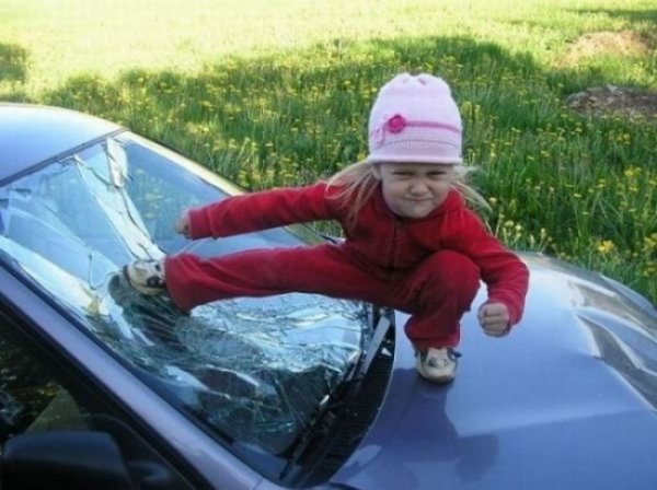 Някой е решил да практикува карате ... Снимка: Imgur
