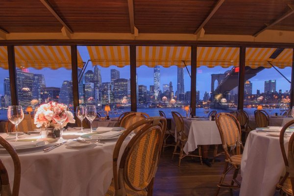 Снимка: architecturaldigest.comЗаведението "River Café" в Бруклин предлага уникален изглед към Манхатън и Статуята на свободата