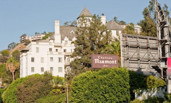 Снимка: oyster.com4. Хотел Chateau MarmontАртисти от всички възрасти наричат този бохо храм свой дом, включително София Копола, който засне тук филма си „Някъде” (Somewhere). В разгара на сезона на наградите, партитата тук са особено оживени. След церемонията  по награждаването  със "Златен глобус" през 2011 г., екипът на „Момчетата от Медисън Авеню” (Mad Men) си направи импровизирано парти на басейна, заставяйки персонала да набави 40 допълнителни облекла в 2 часа сутринта. А година по-рано във фоайето на хотела Мери Джей Блайдж изпя песента си от филма „Прешъс” (Precious) на соаре хоствано от Опра Уинфри и режисьорът Лий Даниълс.Топ глезотия: Двуетажното бунгало (2200 долара) с изглед към басейна.Кой ще отседне тук: Вим Вендерс, Наоми Уотс.Цена на стая: от 435 долара