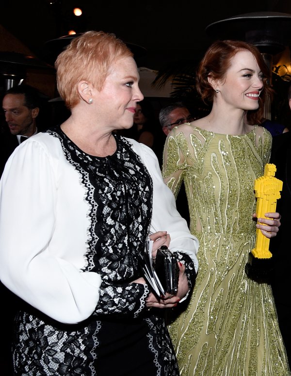 Ема Стоун предпочете майка си Криста пред Андрю Гарфилд като компания за Оскарите; Снимка: Getty Images