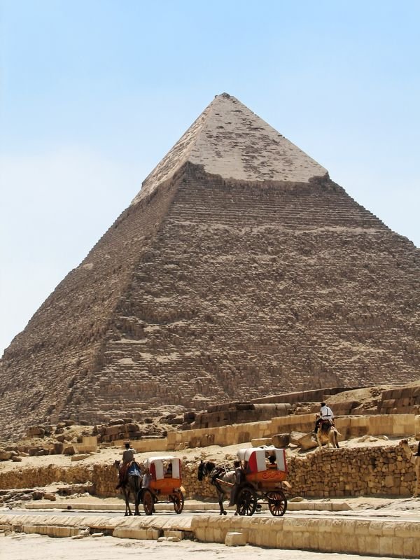 Great PyramidСнимка: Dreamstime Най-голямата пирамида в света се намира в Гиза, на север от днешен Кайро. Тя се нарича Khufu Pyramid  (Куфу Пирамида) и е направена от 2.3 милиона каменни блокове, тежащи между 2.5 и 15 тона всеки. Според изчисленията строителите е трябвало да поставят по един каменен блок на всеки две и половина минути. Пирамидата в Гиза е единствената останала древна сграда от Седемте чудеса на Древния свят.
