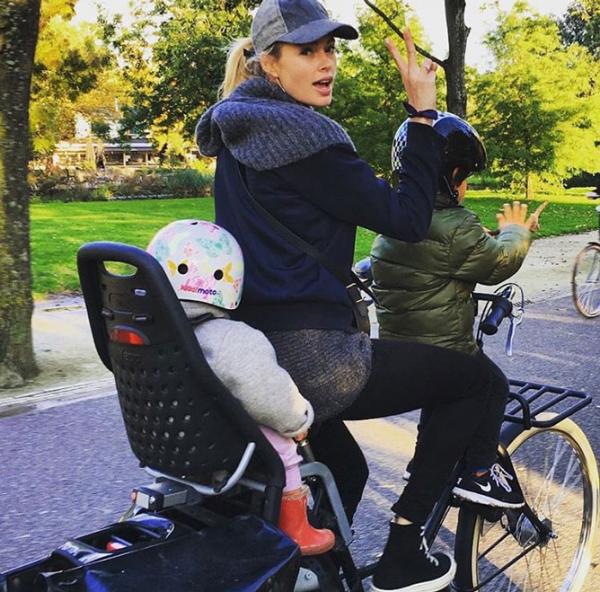 Дауцен Крос с двете си деца Милена и Филън; Снимка:Instagram