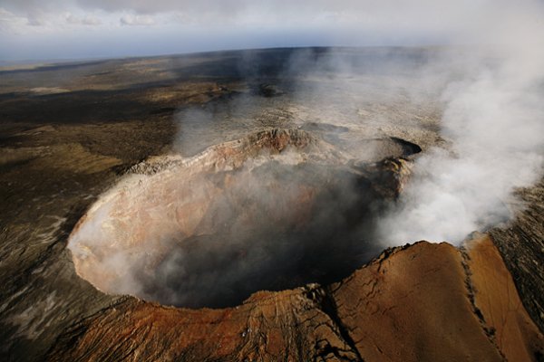 Най-големият Mauna Loa, Снимка: flickr.comРазположен на Хавайския Голям Остров, Мауна Лоа (Mauna Loa) е най-големият вулкан в света. Висок е цели 17 000 метра от основата до върха! Последно е изригвал през 1984 г., а в последните години има знаци, че се събужда отново и се очаква ново изригване в близко бъдеще.