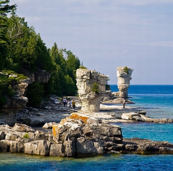 Снимка: Thesofa, Канада: Flowerpot Island / Flowerpot Island, Онтарио получава името си от две скални образувания разположени на източния бряг. А местната легенда разказва, за двама влюбени, които били част от враждуващи помежду си племена и по някакъв начин се превърнали в камък. Ако се вгледате в един от камъните ще забележите оформен профил на лице. Островът днес е част от The Fathom Five National Marine Park и е популярна туристическа дестинация.