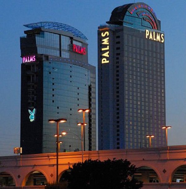 Снимка: en.wikipedia.org„Палмс Казино Ризорт“ (Palms Casino Resort), Лас Вегас- 40 хиляди долара на нощТози уникален хотел-казино прилича на кула, изникнала в края на Лас Вегас, Невада. Въпреки факта, че той се намира в покрайнините на Столицата на хазарта, той е сред най-скъпите курорти в света и е популярна дестинация за младите богаташи и знаменитостите, които обичат бурния начин на живот. В цената на нощ се включва и собствен иконом.