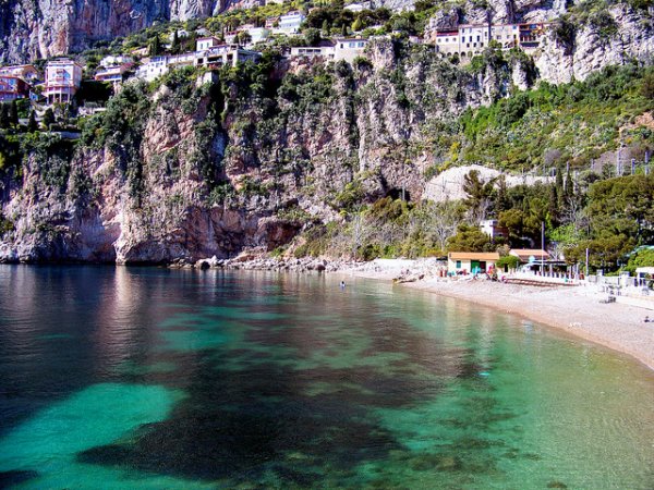 Снимка: jim photographe amateurPlage La Mala on Cap d'Ail Той е комбинация от пясък и гладки камъчета. За достъп до този плаж се използва хубавото стълбище, направено от камък в сянката на борови дървета. На плажа има два хубави ресторанта. Това е най-красивия плаж на Côte d'Azur.