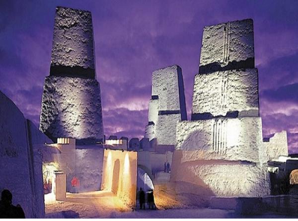 2. Snow Castle – Кеми, ФинландияХотелът има леден бар, снежен ресторант, параклис, арт галерия, СПА и невероятно архитектурно и дизайнерско решение. Snow Castle отваря врати всяка година в периода януари-април. Неговите размери са внушителни – 17 метра височина и 1100 метра дължина. Хотелът е един от зимните акценти на Финландия и любима дестинация за сватби. За последната година Snow Castle е бил посетен от над 600 000 гости от 75 различни страни.Снимка: travelvivi.com