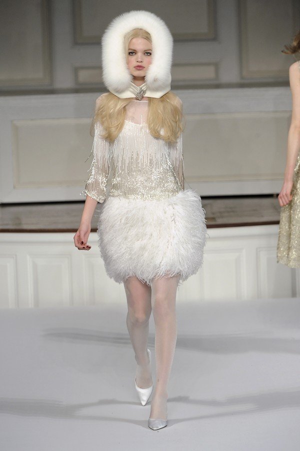 Приказен ефект с шапка от бяла лисица Oscar De La Renta зима 2011-2012.Снимка: Elle