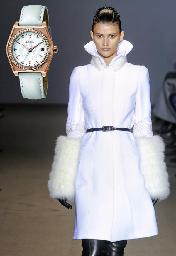 Златен часовник с бяла кожа, Breil, бяло палто с ръкави от кожа-пух Andrew GN Зима 2011-2012.Снимка: Elle