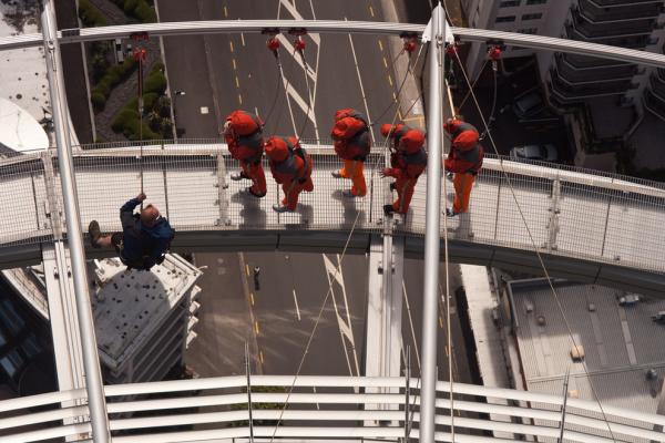 Снимка: flickr.com"Skywalk" в Окланд, Нова Зеландия. Ако сте смелчага тогава тази новозеландска кула ще бъде супер атракция за вас. На върха на сградата и по-точно по нейния перваз, има платформа за наблюдение на 360 градуса, по която се ходи с предпазни колани.