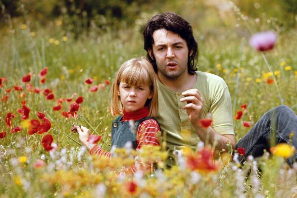 Пол и Хедър в полето, 1970...Снимка: Linda McCartney