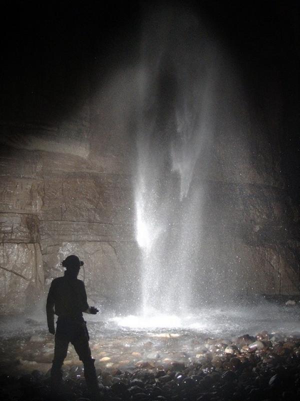 Снимка: Jarvist Frost„Зейналият Гил“, Великобритания (Gaping Gill)Този уникален водопад пада от височина 110 метра в галерията Gaping Gill, която е най-голямата подземна галерия в Обединеното кралство. Пещерата  е достатъчно голяма, за да побере цяла катедрала.Тя се намира във варовикова планина в Йоркшир Дейлс. Тя е създадена от ерозия от водите на потока „Фел Бек“, които след като паднат в галерията продължават пътя си по-надолу по планината.