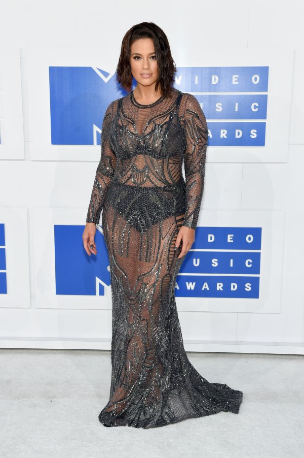 Ашли Греъм се появи на наградите на MTV Video Music Awards в секси рокля на Naeem Khan, която подчертаваше изумителните ѝ, сочни форми.; Снимка: Getty Images