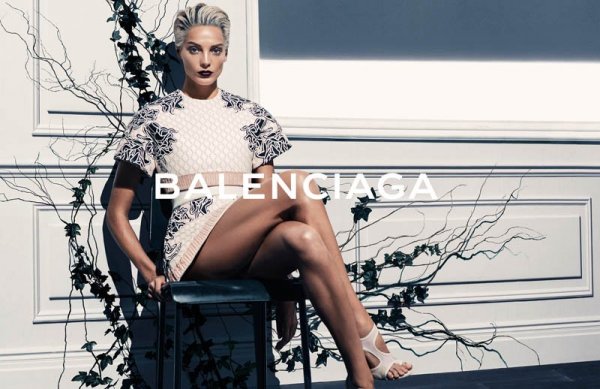 3. Balenciaga  Spring/Summer 2014С участието на Даря Вербови, фотограф – Стивън КлайнВтората рекламна кампания, която създава Александър Уонг като криейтив директор на марката, разчита на притегателната сила на Даря Вербови, която е лице и на кампаниите за пролет-лято на Celin и Mango. Силно прибрана назад сребриста коса и натежали клепачи от грим, Даря е жена, която е сериозна и хладна. Тази визия именно се очаква да тласне марката към нови измерения в стила и продажбите.Снимка: Balenciaga
