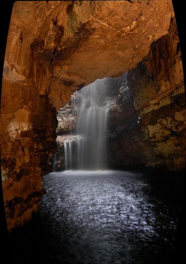 Снимка: subfluxПещерата „Сму“, Шотландия (Smoo Cave)