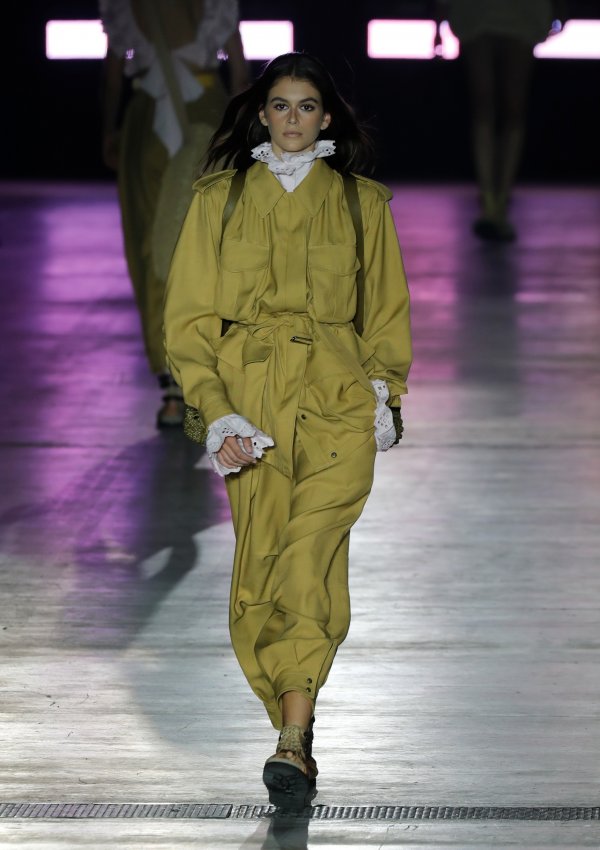 Кая в ревюто на Alberta Ferretti; Снимка: Reuters