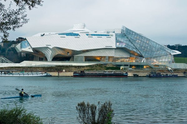 Снимка: architecturaldigest.com Този музей се казва "Musée des Confluencesсе" и се намира на мястото, където двете реките Рона и Саона в Лион,  Франция, се сливат. Авангардната сграда е по проект на австрийската  архитектурна фирма Coop HIMMELB.